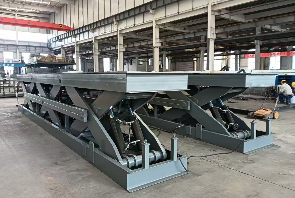 Technical view of a 20-ton capacity heavy-duty scissor lift with reinforced steel legs and high-pressure hydraulic cylinders.